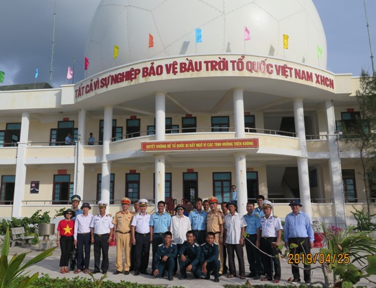 Đoàn công tác thăm cán bộ, chiến sĩ Phòng không không quân trên đảo Trường Sa.