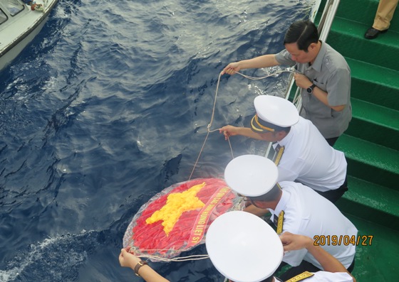 Những vòng hoa thả trôi xuống biển để tưởng niệm 64 anh hùng liệt sĩ đã hy sinh trong trận chiến bảo vệ chủ quyền biển đảo của Tổ quốc tại đảo Gạc Ma và nhà giàn DK1.