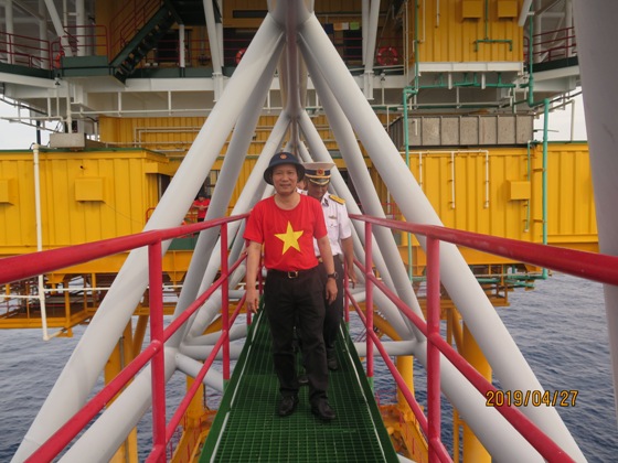 Đoàn công tác thăm và động viên các cán bộ, chiến sĩ trên Nhà giàn DK1/18.