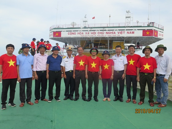 Đoàn công tác thăm cán bộ, chiến sỹ nhà giàn DK1/18.