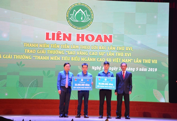 Đoàn Thanh niên và Hội Doanh nhân trẻ VRG đã tặng 2 căn nhà nhân ái, mỗi căn trị giá 50 triệu đồng cho các đoàn viên thanh niên có hoàn cảnh khó khăn.