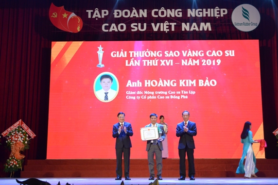 Tuyên dương các thanh niên tiên tiến.