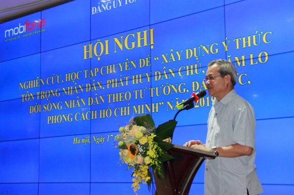 PGS, TS Nguyễn Văn Thạo – Phó Chủ tịch Hội đồng Lý luận Trung ương truyền đạt các nội dung của Chuyên đề năm 2019.