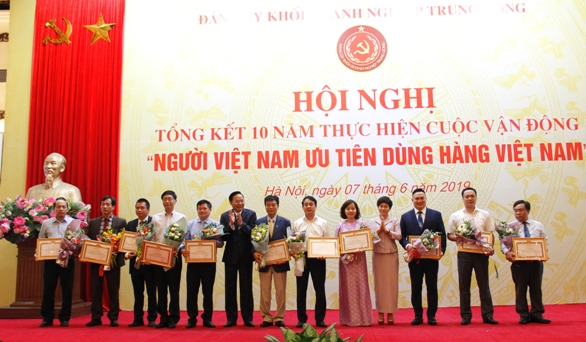 Đồng chí Lê Văn Châu - Phó Bí thư Đảng ủy Khối DNTW và đồng chí Nguyễn Phú Hà - Phó Chủ tịch Ủy ban Quản lý Vốn nhà nước tại doah nghiệp trao Bằng khen cho các tập thể