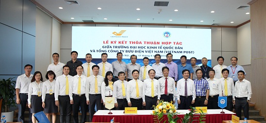 Các đại biểu chụp hình lưu niệm tại Lễ ký kết.