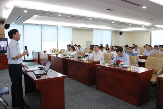 Đại diện lãnh đạo UBKT Đảng ủy Khối Doanh nghiệp Trung ương truyền đạt nội dung về công tác kiểm tra, giám sát và thi hành kỷ luật tổ chức Đảng, đảng viên.