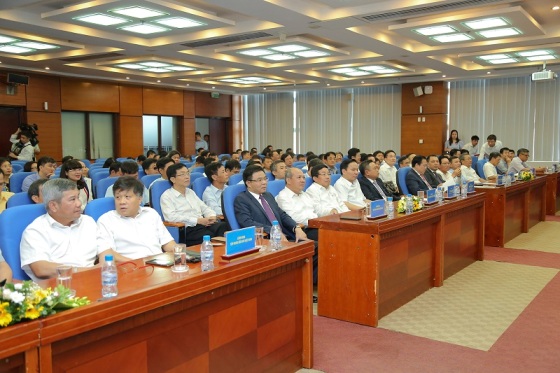 Các đại biểu tham dự buổi lễ.