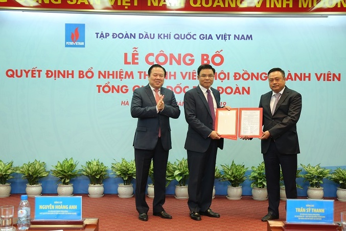 Trao Quyết định bổ nhiệm cho đồng chí Trần Mạnh Hùng.