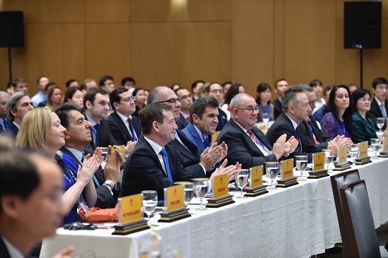 Các đại biểu dự lễ ký. 