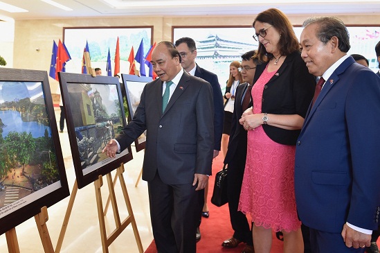  Thủ tướng Nguyễn Xuân Phúc, Bộ trưởng Bộ Môi trường kinh doanh, Thương mại và doanh nghiệp Romania, Đại diện Hội đồng EU Stefan-Radu Oprea và bà Cecilia Malmstrom, Cao uỷ Thương mại EU xem triển lãm ảnh về quan hệ Việt Nam - EU.