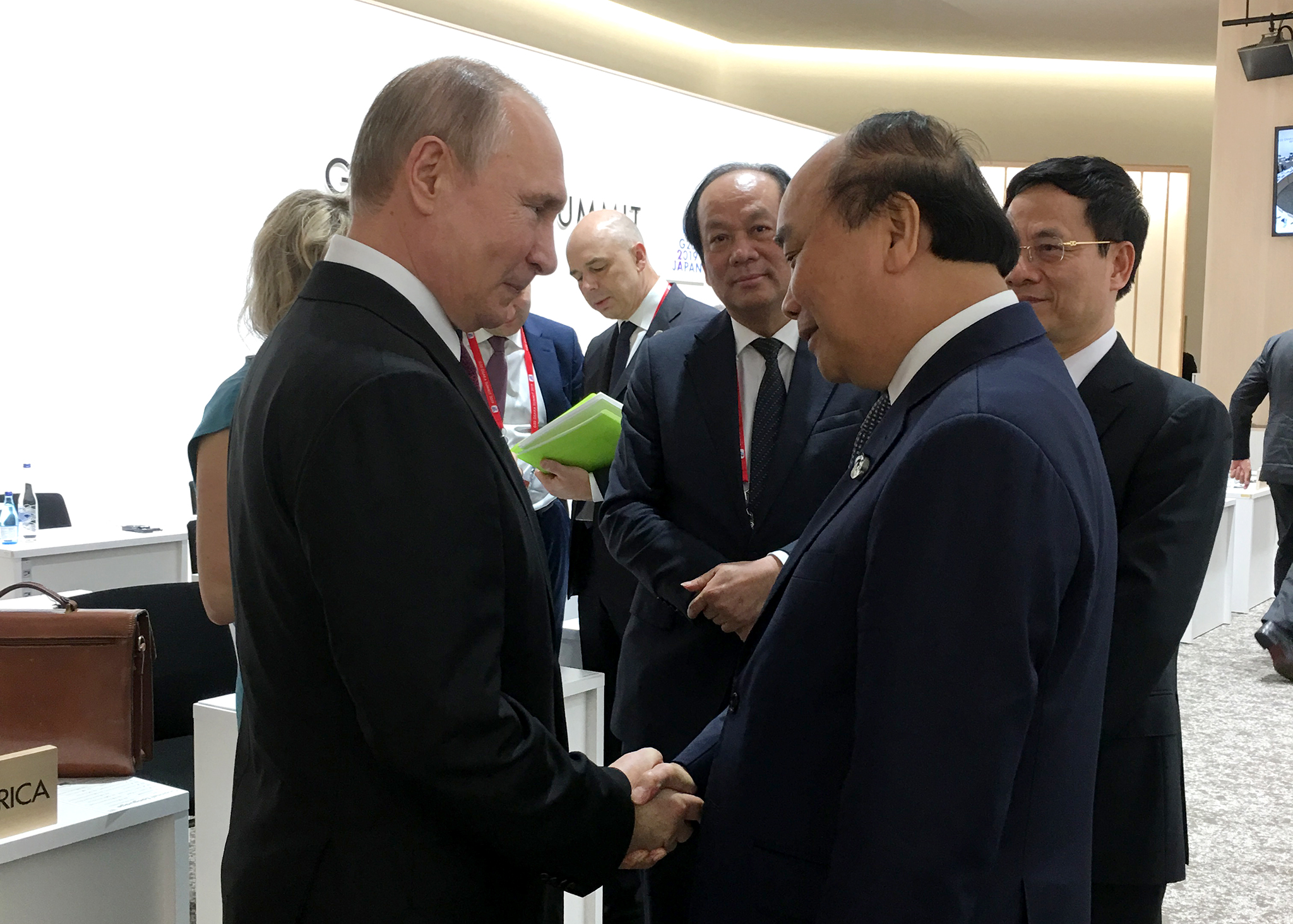 Thủ tướng Nguyễn Xuân Phúc gặp Tổng thống Nga Putin bên lề hội nghị G20. 