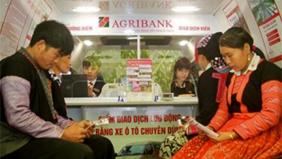 Điểm giao dịch lưu động bằng xe ô tô của Agribank góp phần đưa nguồn vốn đến vùng sâu, vùng xa.