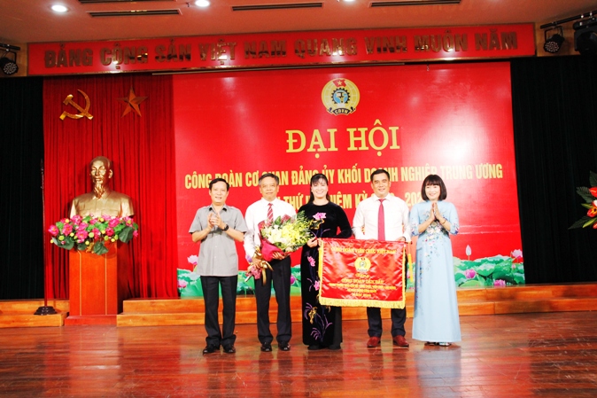 Đồng chí Phạm Tấn Công, Phó Bí thư Thường trực Đảng ủy Khối và đồng chí Nguyễn Giang Tuệ Minh, Phó Chủ tịch Thường trực Công đoàn Viên chức Việt Nam trao tặng cờ thi đua dẫn đầu của Ban Chấp hành Công đoàn Viên chức Việt Nam cho Công đoàn Cơ quan Đảng ủy Khối năm 2018.