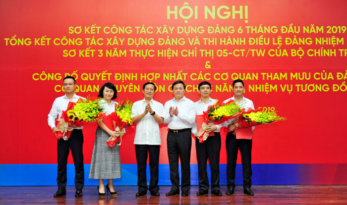 Lễ trao Quyết định hợp nhất cơ quan tham mưu giúp việc của Đảng ủy với cơ quan chuyên môn có chức năng nhiệm vụ tương đồng.