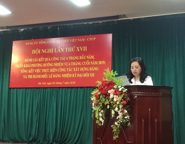 Đồng chí Phạm Thu Hiền - Phó Bí thư Thường trực Đảng ủy Tổng công ty Thép trình bày dự thảo báo cáo sơ kết công tác xây dựng đảng 6 tháng đầu năm, phương hướng nhiệm vụ 6 tháng cuối năm 2019.