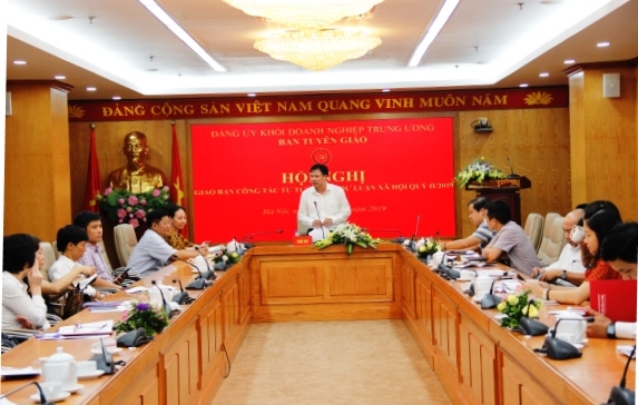 Đồng chí Nguyễn Văn Tám - Phó Trưởng Ban Tuyên giáo Đảng ủy Khối chủ trì Hội nghị.