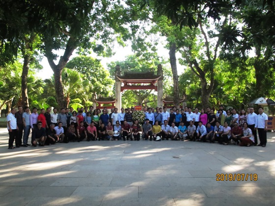Đoàn chụp ảnh lưu niệm tại quê nội Chủ tịch Hồ Chí Minh