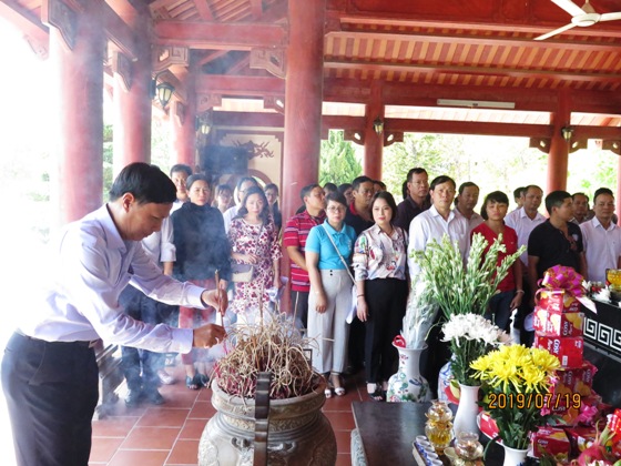 Đoàn dâng hương tại Khu di tích Truông Bồn, tỉnh Nghệ An