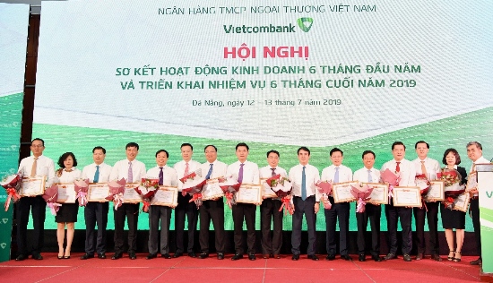 Đại diện lãnh đạo Vietcombank trao Giấy khen và tặng hoa cho 14 chi nhánh tiêu biểu trên một số mặt hoạt động 6 tháng đầu năm