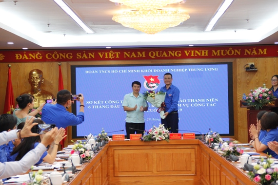 Đồng chí Y Thanh Hà Niê KĐăm - Ủy viên dự khuyết Trung ương Đảng, Bí thư Đảng ủy Khối Doanh nghiệp Trung ương chúc mừng đồng chí Nguyễn Văn Quyết, Ủy viên Ban Chấp hành Trung ương Đoàn đã trúng cử chức danh Phó Bí thư Đoàn Khối Doanh nghiệp Trung ương.