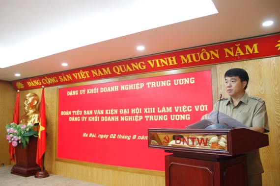 2Đồng chí Y Thanh Hà Niê Kđăm - Ủy viên dự khuyết Ban Chấp hành Trung ương Đảng, Bí thư Đảng ủy Khối Doanh nghiệp Trung ương báo cáo với Đoàn Tiểu ban Văn kiện Đại hội XIII.