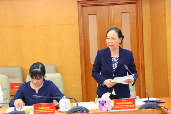 Đồng chí Đoàn Thị Hồng Nga - Ủy viên Ban Thường vụ, Trưởng Ban Tuyên giáo Đảng ủy Khối, Phó Trưởng Ban Chỉ đạo 35 thông báo dự thảo các văn bản tại phiên họp.