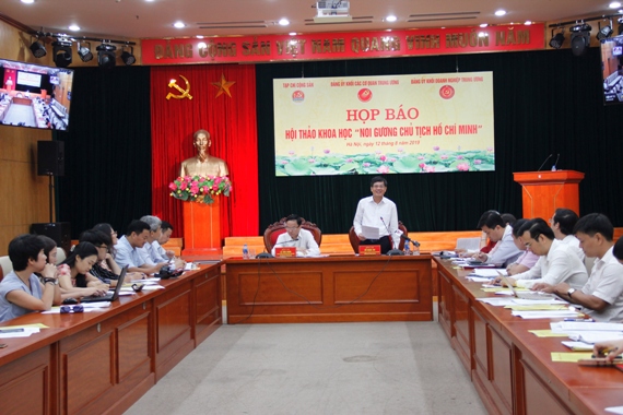 Đồng chí Đỗ Ngọc An - Phó Bí thư Đảng ủy Khối các cơ quan Trung ương trả lời ý kiến phát biểu của các phóng viên các cơ quan thông tấn, báo chí.