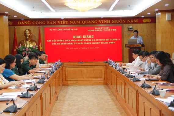 Các đại biểu và học viên tham dự khai giảng lớp bồi dưỡng kiến thưc Quốc phòng và an ninh cho cán bộ đối tượng 3.