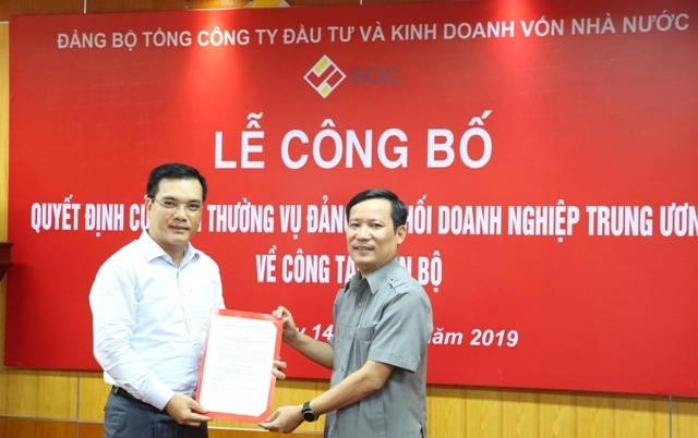 Đồng chí Phạm Tấn Công Phó Bí thư thường trực Đảng ủy Khối DNTW trao Quyết định chuẩn y chức vụ Phó Bí thư Đảng ủy SCIC cho đồng chí Nguyễn Chí Thành.