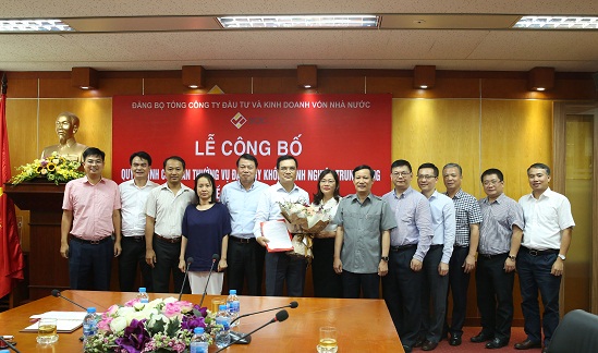 Các đại biểu dự Hội nghị chụp ảnh lưu niệm.