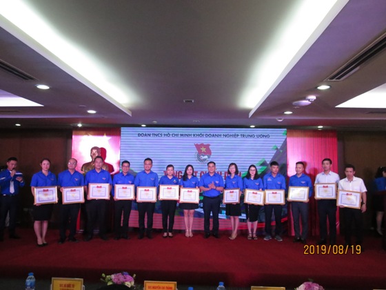Đồng chí Vũ Đức Tú, Ủy viên BCH Đảng bộ Khối, Ủy viên BTV Trung ương Đoàn, Bí thư Đoàn Khối trao Bằng khen của Ban Thường vụ Đoàn Khối cho 15 tập thể đã có thành tích xuất sắc trong chiến dịch Thanh niên tình nguyện hè năm 2019.