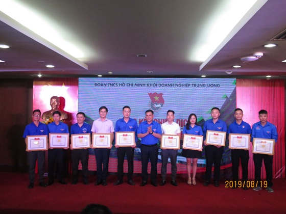 Đồng chí Vũ Đức Tú, Ủy viên BCH Đảng bộ Khối, Ủy viên BTV Trung ương Đoàn, Bí thư Đoàn Khối trao Bằng khen của Ban Thường vụ Đoàn Khối cho 10 cá nhân có công trình thanh niên làm theo lời Bác năm 2019.