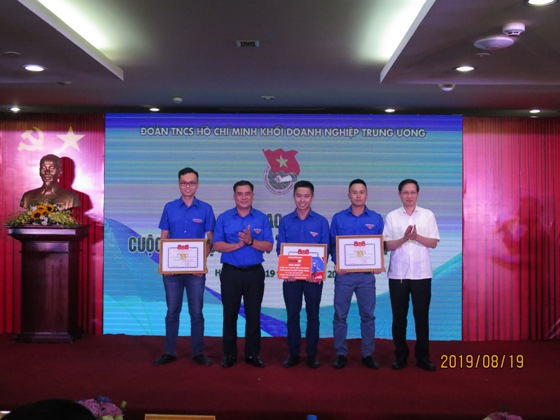 Đồng chí Vũ Đức Tú, Ủy viên BCH Đảng bộ Khối, Ủy viên BTV Trung ương Đoàn, Bí thư Đoàn Khối và đồng chí Nguyễn Quang Tiến, Phó Bí thư Thường trực Đảng ủy Tổng Công ty Viễn thông MobiFone trao giải nhất cho đồng chí Nguyễn Quang Long, Đoàn Tập đoàn Bưu chính Viễn thông Việt Nam và hai giải nhì cho hai đồng chí Nguyễn Khắc Dũng và Nguyễn Chí Nam của Đoàn Tập đoàn Dầu khí Quốc gia Việt Nam. 
