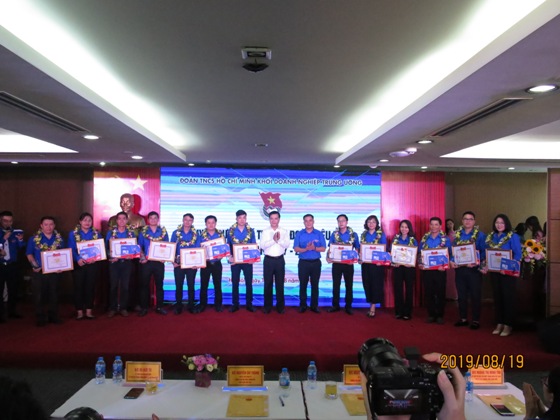 Đồng chí Vũ Đức Tú, Ủy viên BCH Đảng bộ Khối, Ủy viên BTV Trung ương Đoàn, Bí thư Đoàn Khối và đồng chí Nguyễn Quang Tiến, Phó Bí thư Thường trực Đảng ủy Tổng Công ty Viễn thông MobiFone trao Bằng khen của Ban Thường vụ Đoàn Khối cho các Bí thư Chi đoàn tiêu biểu giai đoạn 2017 – 2019.