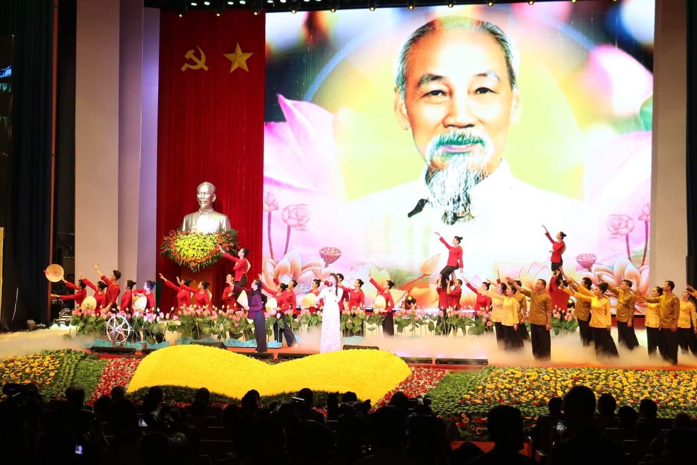 Chương trình nghệ thuật đặc sắc ca ngợi Đảng quang vinh, đất nước đổi mới và Bác Hồ vĩ đại.