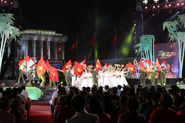 Quang cảnh tại điểm cầu Lăng Chủ tịch Hồ Chí Minh (Hà Nội).