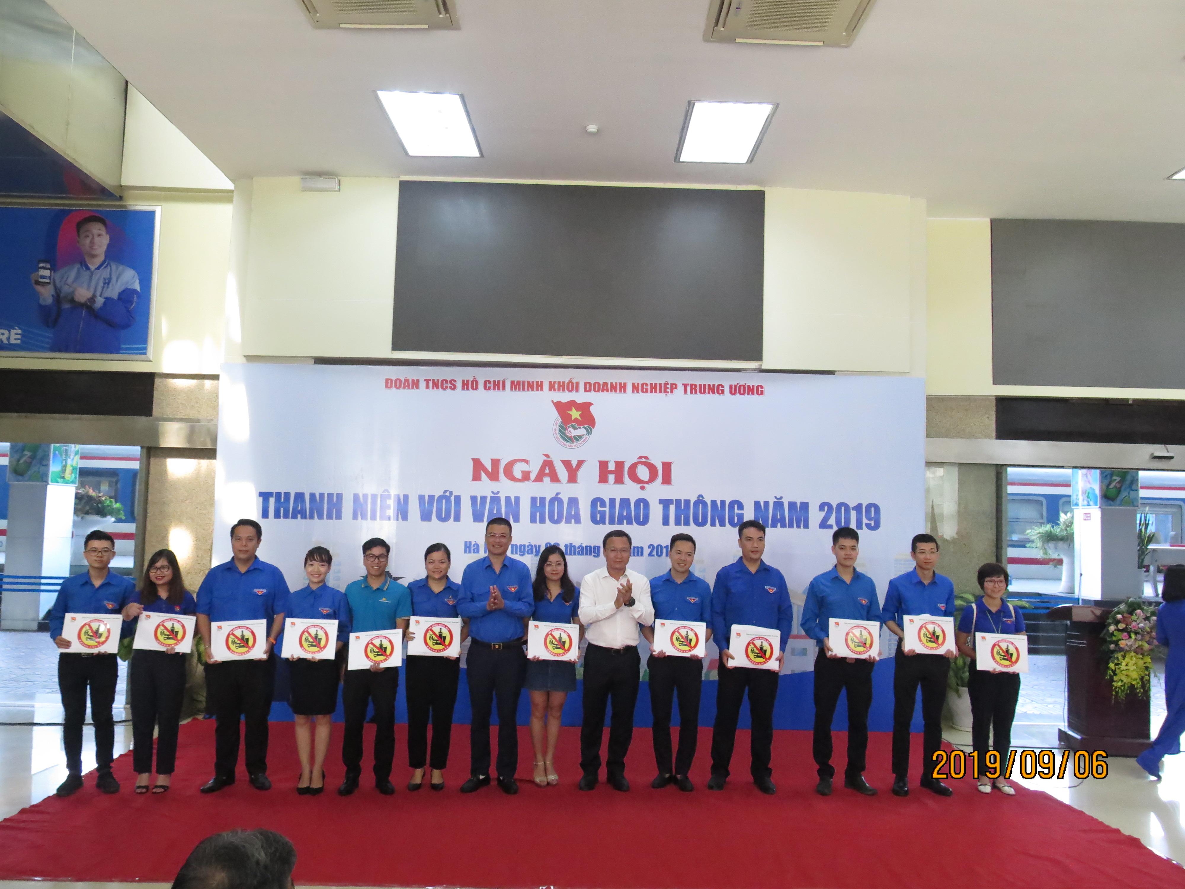 Đồng chí Khuất Việt Hùng - Phó Chủ tịch chuyên trách Ủy ban an toàn giao thông quốc gia và đồng chí Nguyễn Văn Quyết - Ủy viên Ban Chấp hành Trung ương Đoàn, Phó Bí thư Đoàn Khối Doanh nghiệp Trung ương trao tài liệu tuyên truyền về an toàn giao thông.