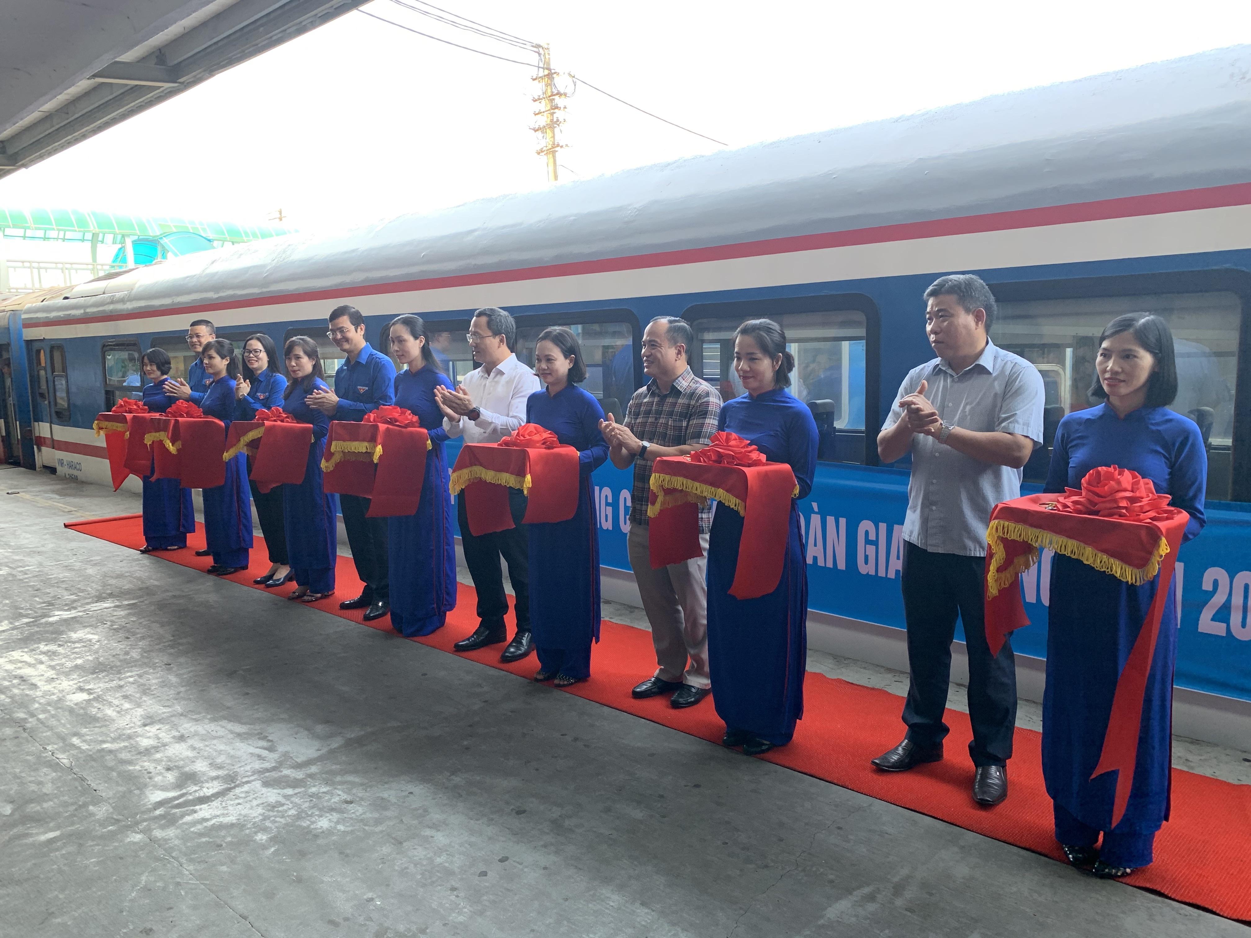 Các đại biểu cắt băng khai trương Đoàn tàu tuyên truyền an toàn giao thông.