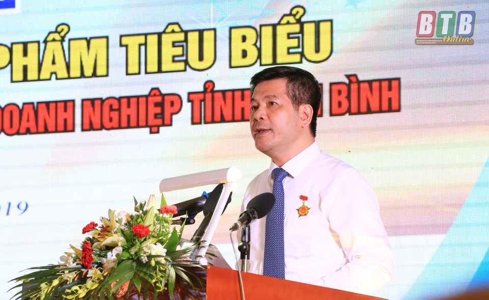 Đồng chí Nguyễn Hồng Diên, Ủy viên Trung ương Đảng, Bí thư Tỉnh ủy, Chủ tịch HĐND tỉnh phát biểu tại hội nghị.