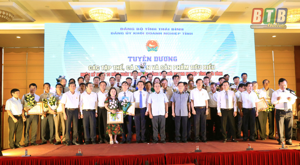 Các đồng chí lãnh đạo chụp ảnh lưu niệm với các tập thể, cá nhân được vinh danh.