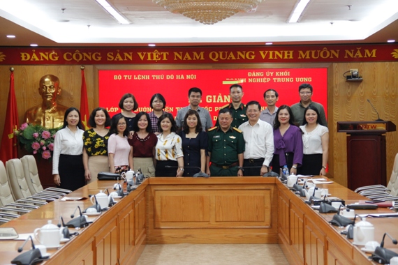 Các học viên lớp bồi dưỡng kiến thức quốc phòng và an ninh cho cán bộ đối tượng 3 Cơ quan Đảng ủy Khối Doanh nghiệp Trung ương chụp ảnh lưu niệm tại lễ bế giảng