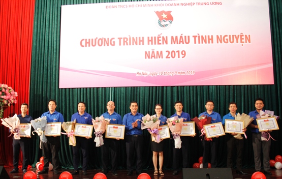 Bí thư Đoàn Khối DNTW Vũ Đức Tú tặng Bằng khen cho các tập thể có thành tích xuất sắc trong phong trào vận động hiến máu.