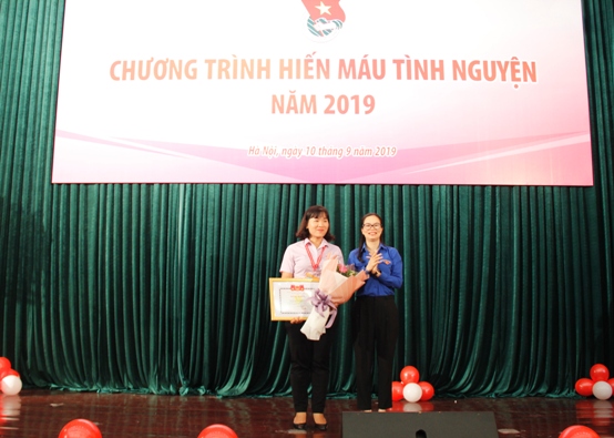 Đại diện lãnh đạo Đoàn Khối trao tặng Bằng khen cho các cá nhân của Viện Huyết học - Truyền máu Trung ương.