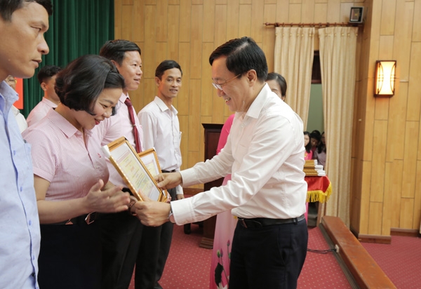 Các cá nhân, tập thể có thành tích xuất sắc trong thực hiện Chỉ thị số 40 trên địa bàn tỉnh Hưng Yên được biểu dương, khen thưởng