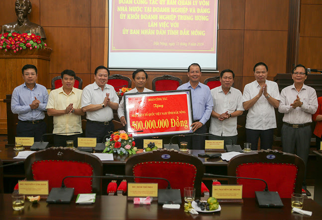 Đoàn công tác đã trao tặng cho Quỹ vì người nghèo của Mặt trận Tổ quốc Việt Nam tỉnh Đắk Nông số tiền 500 triệu đồng