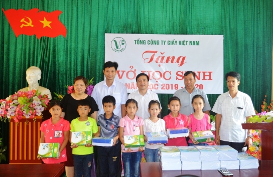 Đoàn công tác Tổng công ty Giấy Việt Nam trao tặng vở cho các em học sinh tại trường tiểu học Cự Thắng - xã Cự Thắng, huyện Thanh Sơn