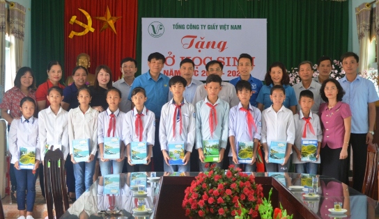Đoàn công tác Tổng công ty Giấy Việt Nam trao tặng vở cho các em học sinh tại trường tiểu học Đồng Thịnh - xã Đồng Thịnh, huyện Yên Lập