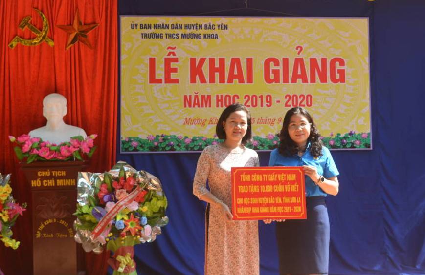 Đại diện Công đoàn Tổng công ty Giấy trao tặng phần quà 10.000 cuốn vở cho Phòng giáo dục và đào tạo huyện Bắc Yên