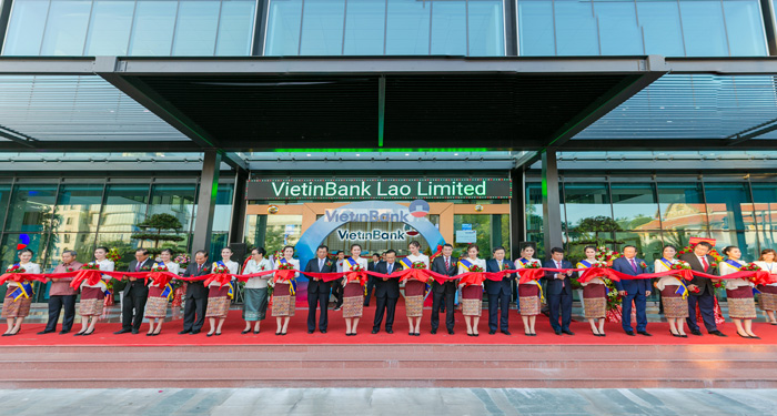 Đại diện lãnh đạo cắt băng Khai trương Tòa nhà Trụ sở chính VietinBank Lào.
