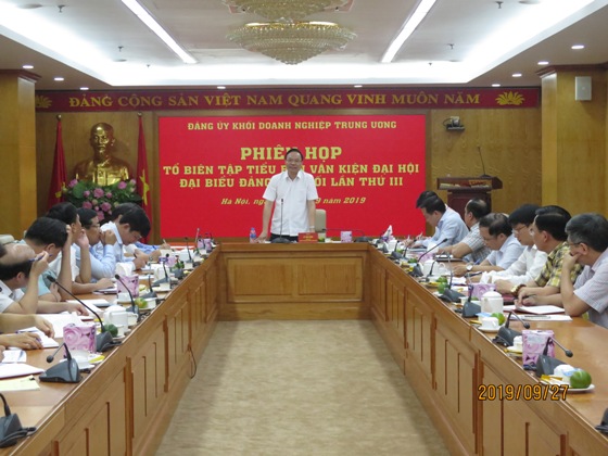 Đồng chí Lê Văn Châu – Phó Bí thư Đảng ủy Khối, Phó Trưởng Tiểu ban Văn kiện phát biểu chỉ đạo phiên họp.